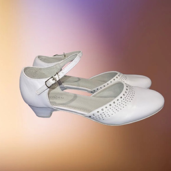 American Club Other - Elegant White Big Girls Shoes size 6 in white with ‘diamonds’